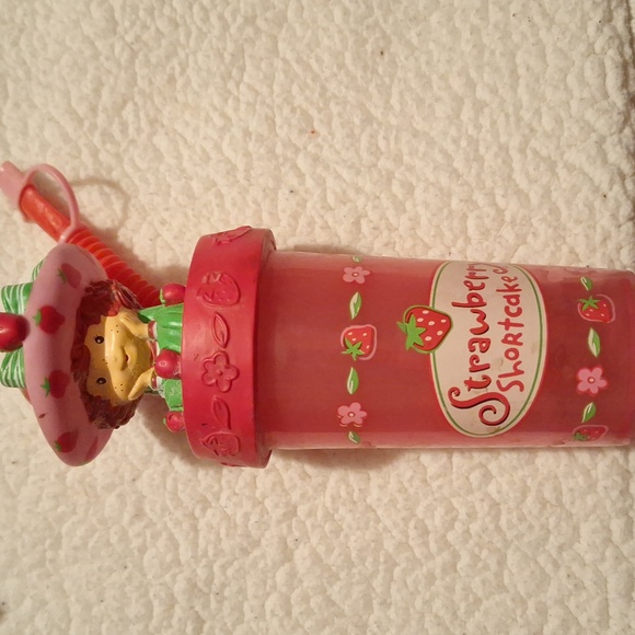 Vintage Strawberry Shortcake Children's Cup with original lid and straw. Perfect - Picture 1 of 4